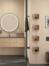 Stilrent badrum i skandinavisk och japandi inredningsstil med ljusa träväggar, rund spegel och minimalistiska badrumsmöbler