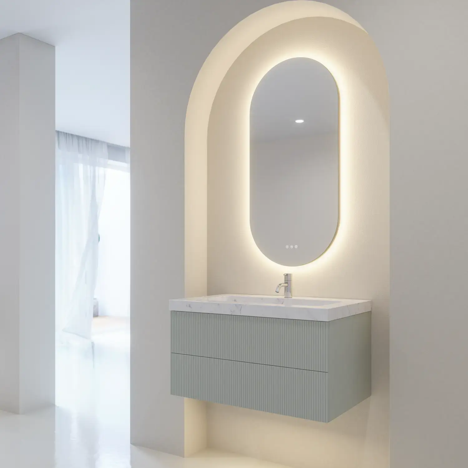 Stilfull och modern badrumsinspiration med ovala speglar med ljusreglering, stenhandfat och tvättställsskåp med fina och eleganta räfflor i en minimalistisk design, badrummet har en ljus och luftig atmosfär med elegant belysning och raffinerade detaljer