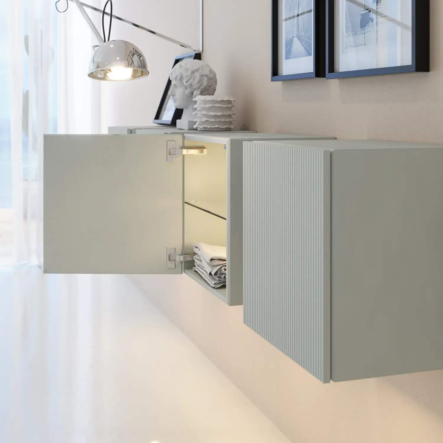 Stilfull och modern badrumsinspiration med ovala speglar med ljusreglering, stenhandfat och tvättställsskåp med fina och eleganta räfflor i en minimalistisk design, badrummet har en ljus och luftig atmosfär med elegant belysning och raffinerade detaljer