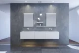 Stor och modern minimalistisk badrumsinspiration med dubbelhandfat, fyrkantiga speglar med ljusreglering, stilfulla pendellampor, stora grå plattor, och en rymlig design med mycket naturligt ljus