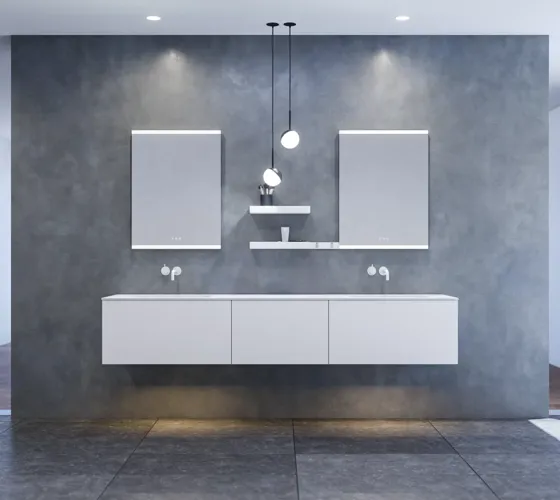 Stor och modern minimalistisk badrumsinspiration med dubbelhandfat, fyrkantiga speglar med ljusreglering, stilfulla pendellampor, stora grå plattor, och en rymlig design med mycket naturligt ljus
