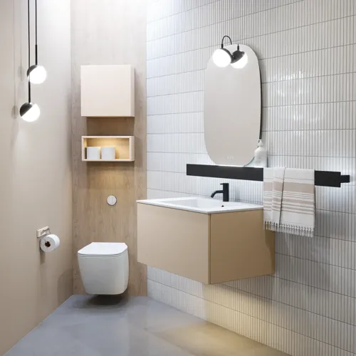 Stilfull badrumsinspiration med beige tvättställsskåp med innerskiva, överskåp, öppen hylla, ovalt spegel med belysning, matchande pendellampor, hylla under spegeln och vägghängd toalett. Väggar med ljusa, avlånga kakelplattor