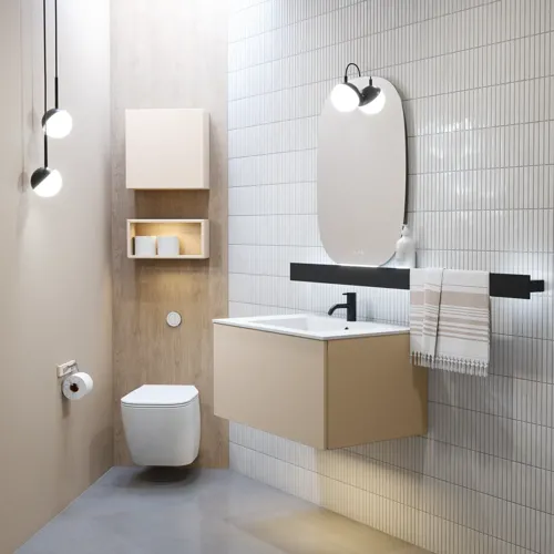 Stilfull badrumsinspiration med beige tvättställsskåp med innerskiva, överskåp, öppen hylla, ovalt spegel med belysning, matchande pendellampor, hylla under spegeln och vägghängd toalett. Väggar med ljusa, avlånga kakelplattor