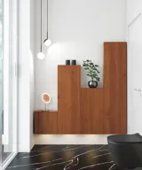 Modern och stilren badrumsinspiration med oval spegel med svart ram och ljusreglering, färgad toalett, tvättställsskåp, underskåp och skåp i rödbrun ek, Silestone handfat och matchande golv