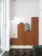 Modern och stilren badrumsinspiration med oval spegel med svart ram och ljusreglering, färgad toalett, tvättställsskåp, underskåp och skåp i rödbrun ek, Silestone handfat och matchande golv