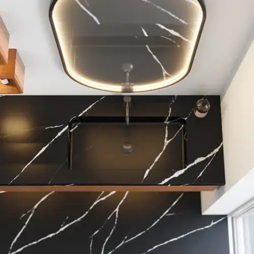 Modern och stilren badrumsinspiration med oval spegel med svart ram och ljusreglering, färgad toalett, tvättställsskåp, underskåp och skåp i rödbrun ek, Silestone handfat och matchande golv