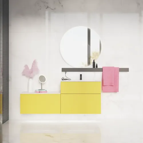 Stor badrumsinspiration med gul tvättställsskåp med elegant vit handfat och bänkskiva, stilfull svart hylla och vacker rund spegel med vit kant, vita marmorväggar och golv samt små svarta kakelplattor ger ett modernt och urbant utseende.