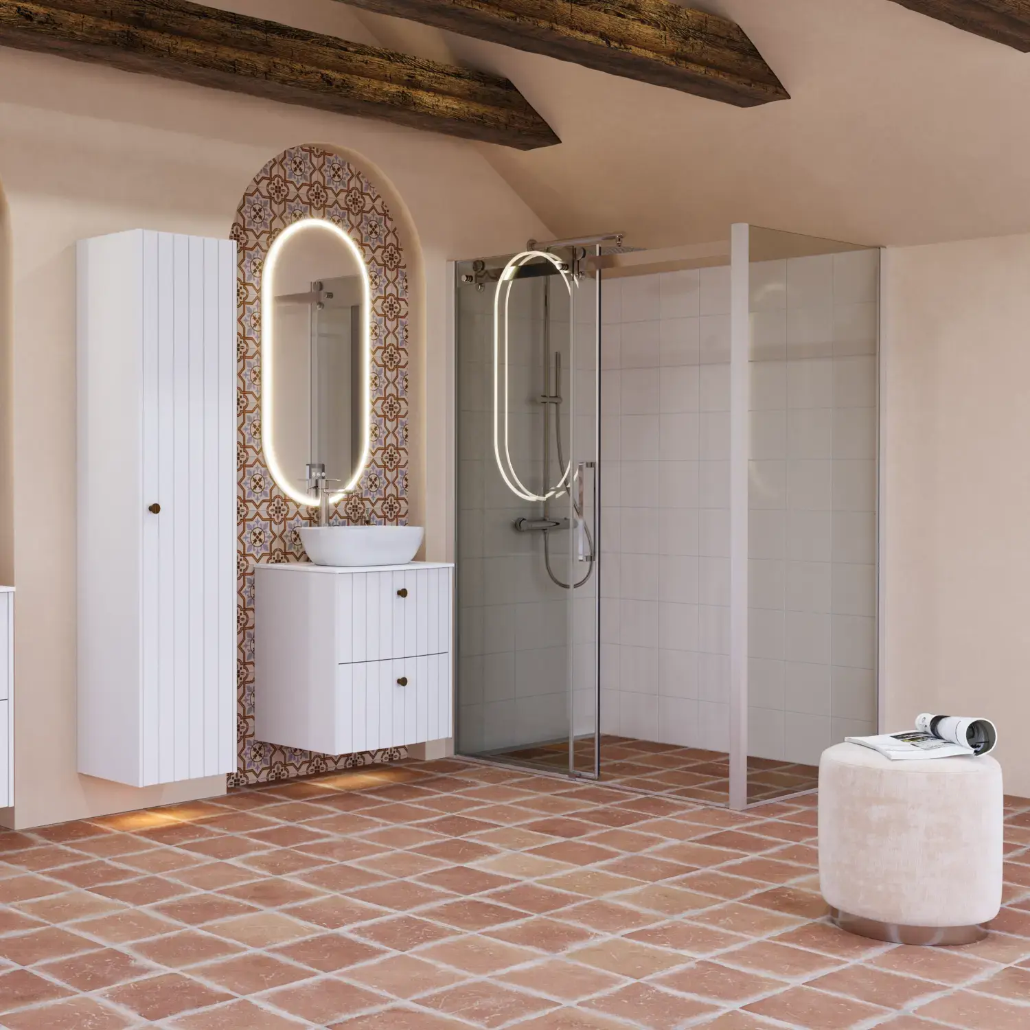 Stor badrumsinspiration med vita möbler med räfflor, eleganta bänkskivor och fristående handfat, ovala speglar med ljus, synliga bjälkar och mönstrade kakel skapar ett vintage och stilfullt uttryck