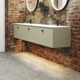 Rått och modernt badrum i urban stil. Vackra tvättställsskåp och runda speglar med svarta kanter