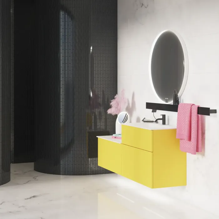 Stor badrumsinspiration med gul tvättställsskåp med elegant vit handfat och bänkskiva, stilfull svart hylla och vacker rund spegel med vit kant, vita marmorväggar och golv samt små svarta kakelplattor ger ett modernt och urbant utseende.