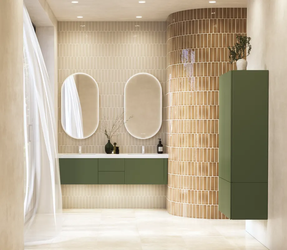 Stort och lyxigt badrum med vackra ovala speglar och vackert kakel i naturliga färger
