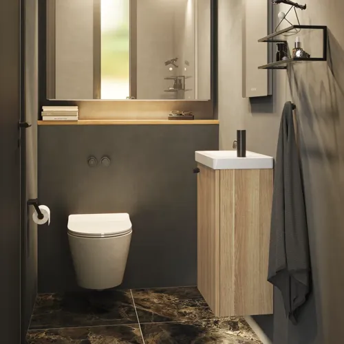 Stilren och minimalistisk badrumsinspiration med mikro tvättställ och litet tvättställsskåp, fyrkantig spegel med rundade hörn och lampa, samt elegant spegelskåp.