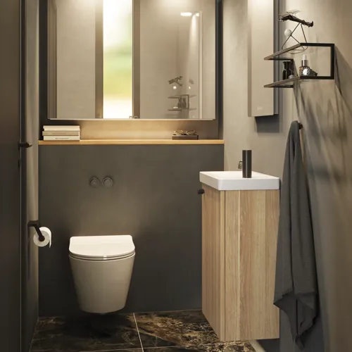 Stilren och minimalistisk badrumsinspiration med mikro tvättställ och litet tvättställsskåp, fyrkantig spegel med rundade hörn och lampa, samt elegant spegelskåp.
