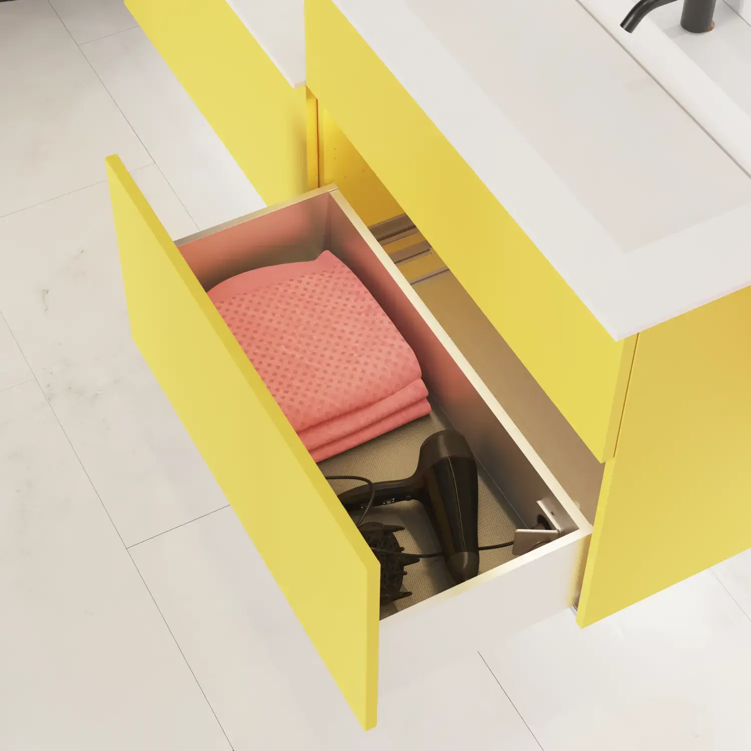 Stor badrumsinspiration med gul tvättställsskåp med elegant vit handfat och bänkskiva, stilfull svart hylla och vacker rund spegel med vit kant, vita marmorväggar och golv samt små svarta kakelplattor ger ett modernt och urbant utseende.