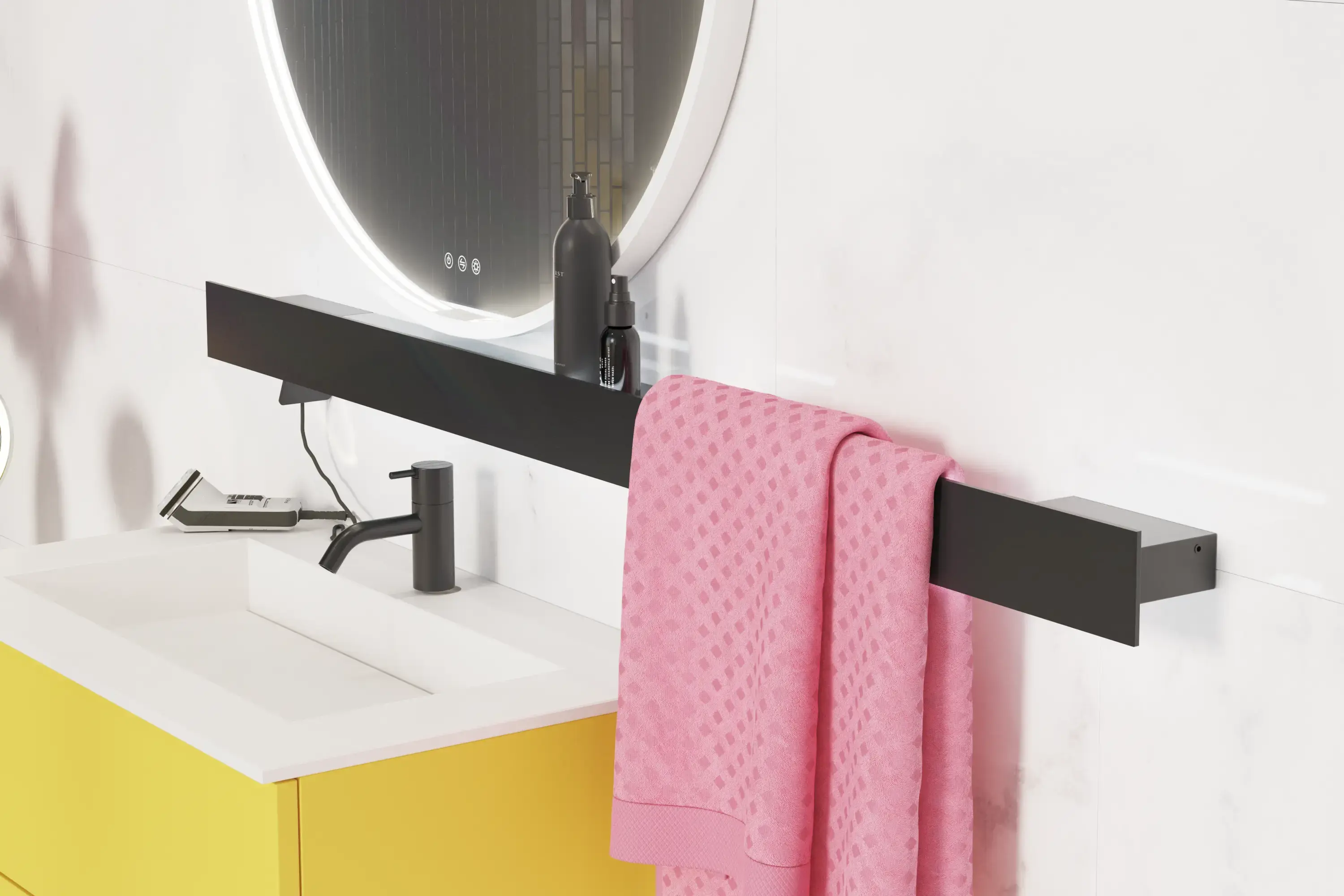 Stor badrumsinspiration med gul tvättställsskåp med elegant vit handfat och bänkskiva, stilfull svart hylla och vacker rund spegel med vit kant, vita marmorväggar och golv samt små svarta kakelplattor ger ett modernt och urbant utseende.