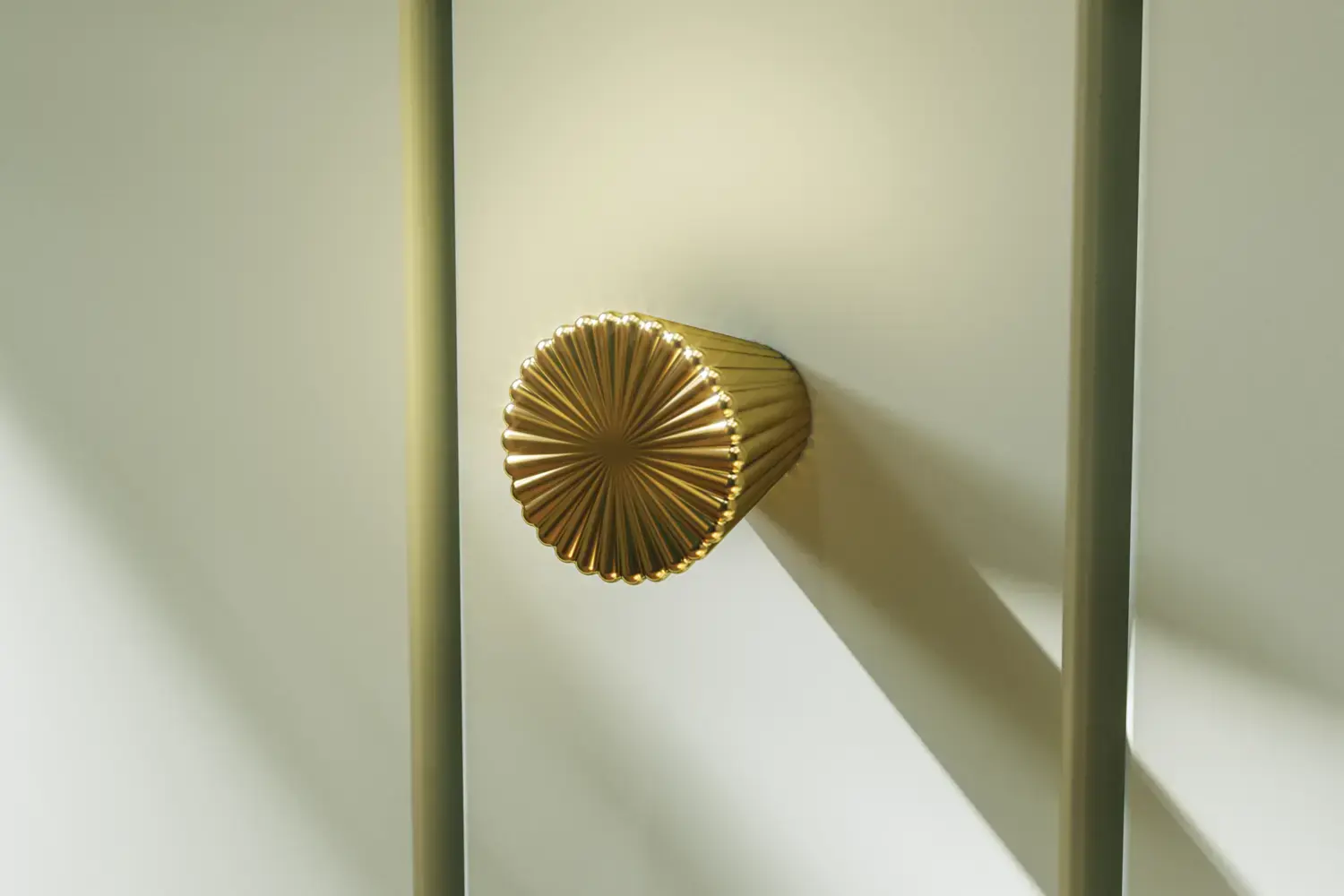 Badrumsinspiration med badrumsmöbler i grön specialfärg med sidor i naturlig ek, eleganta räfflor, stilfull bänkskiva med romantiskt ovalt bordsmonterat handfat, vacker oval spegel, ger tillsammans med blommigt tapet ett graciöst, vintage retro utseende.