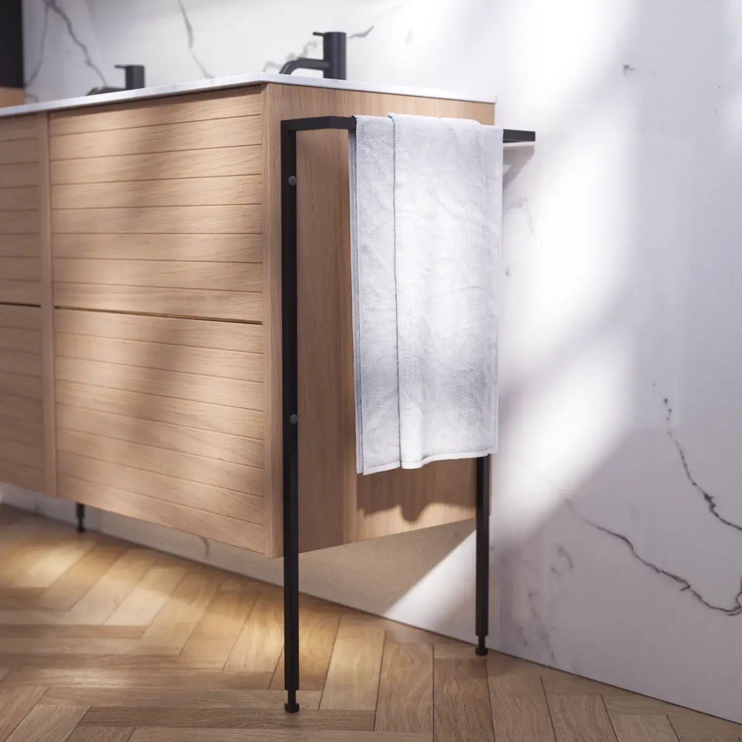 Badrumsinspiration med tvättställsskåp samt överskåp i ljus ek med räfflor, elegant dubbel handfat, vackert spegelskåp med ljus, fiskbensgolv i ljust trä och vit marmorerad vägg ger ett klassiskt, ljust och stilrent utseende.