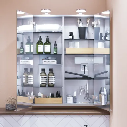 Liten badrumsinspiration med tvättställsskåp i specialfärg med integrerat grepp, spegelskåp med lampor, dekorationsspeglar med tonad glashylla, vita fiskbensplattor ger ett stilrent och klassiskt utseende.