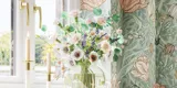 Badrumsinspiration med badrumsmöbler i grön specialfärg med sidor i naturlig ek, eleganta räfflor, stilfull bänkskiva med romantiskt ovalt bordsmonterat handfat, vacker oval spegel, ger tillsammans med blommigt tapet ett graciöst, vintage retro utseende.