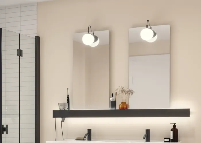 Stort badrumsinspiration med möbler i brun ek med svarta ramar, dubbelhandfat och svart hylla, speglar med rundade hörn, svart hörndusch med vikdörrar, vita kakelplattor och beige väggar för ett modernt uttryck