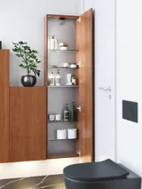 Modern och stilren badrumsinspiration med oval spegel med svart ram och ljusreglering, färgad toalett, tvättställsskåp, underskåp och skåp i rödbrun ek, Silestone handfat och matchande golv