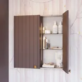 Inspirerande badrum med specialtillverkade lila skåp med eleganta ribbor, stilren bänkskiva och fristående handfat, stor spegel med mässingskant, kakel och väggar i lila nyanser ger en romantisk och feminin känsla