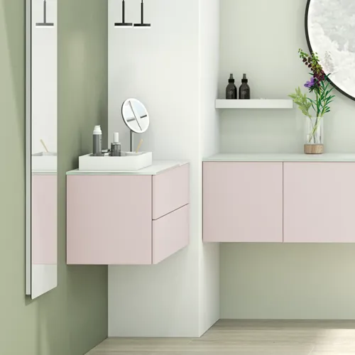 Stort och ljust badrum i minimalistisk stil med mjuka pastellfärger och eleganta gröna nyanser, stilfull rund spegel och modern inredning
