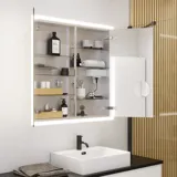 Stort badrumsinspiration i modern och minimalistisk stil med vita badrumsmöbler och elegant svart bänkskiva med fyrkantiga fristående handfat, estetiska och praktiska inbyggda spegelskåp med ljusram samt walk-in dusch