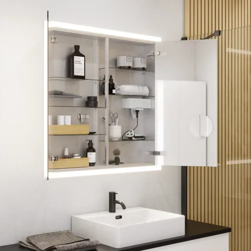 Stort badrumsinspiration i modern och minimalistisk stil med vita badrumsmöbler och elegant svart bänkskiva med fyrkantiga fristående handfat, estetiska och praktiska inbyggda spegelskåp med ljusram samt walk-in dusch