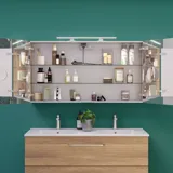 Stor badrumsinredning med underskåp i Warm Oak, elegant dubbelhandfat, vackert spegelskåp och duschvägg, grönt fiskbensmönster för en sofistikerad look