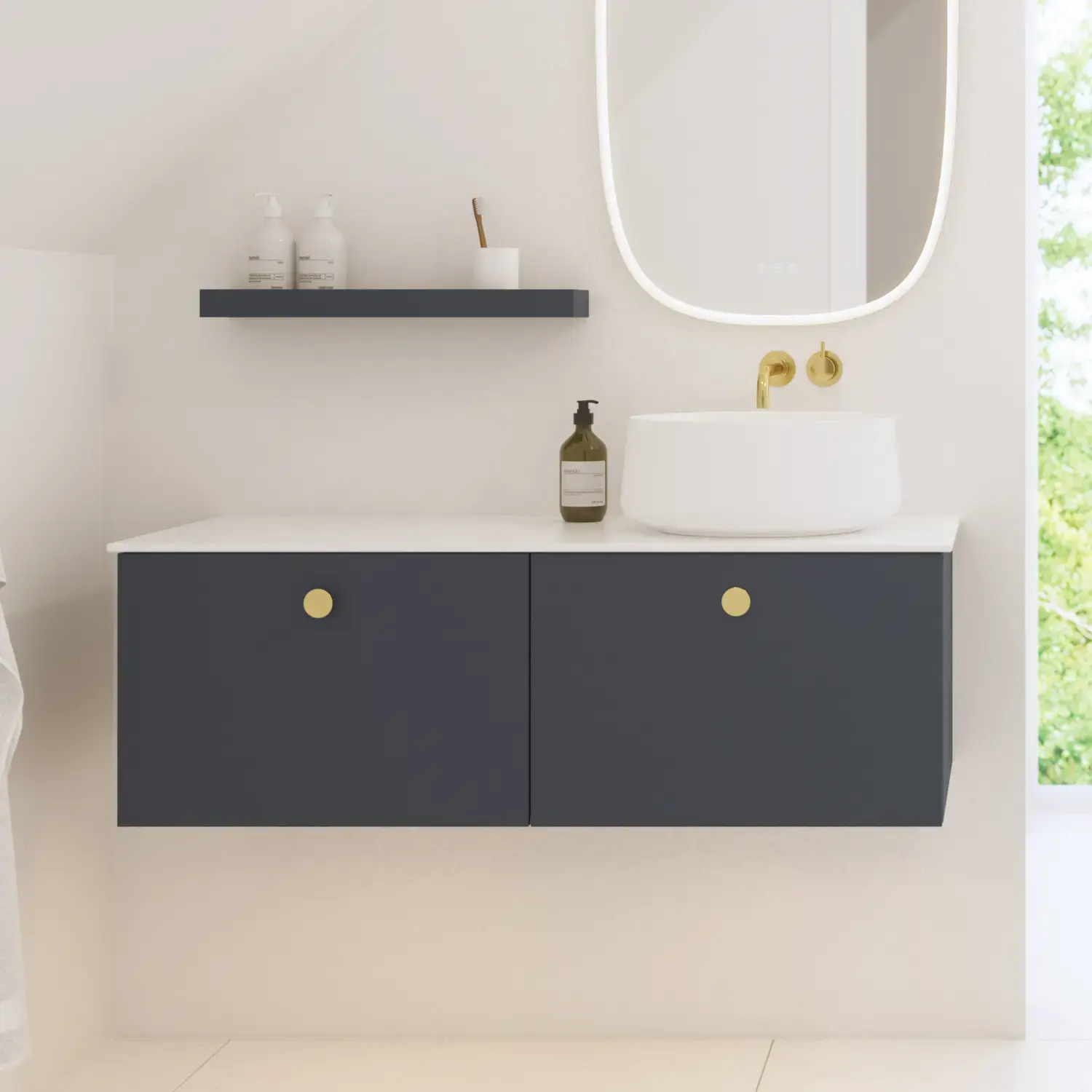 Elegant och modern badrumsinspiration med snedtak, väggmonterade blå tvättställsskåp och underskåp, rund handfat med mässingsarmatur, belyst spegel och naturligt ljusinsläpp