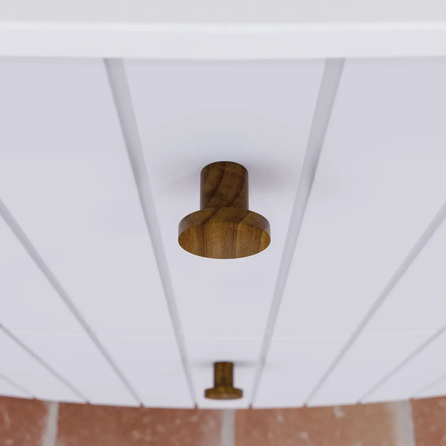 Stor badrumsinspiration med vita möbler med räfflor, eleganta bänkskivor och fristående handfat, ovala speglar med ljus, synliga bjälkar och mönstrade kakel skapar ett vintage och stilfullt uttryck