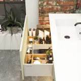 Rått och modernt badrum i urban stil. Vackra tvättställsskåp och runda speglar med svarta kanter