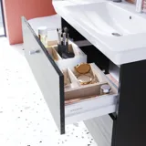 Badrumsinspiration med elegant handfat och tvättställsskåp med praktisk och snygg lådinredning i form av vackra trälådor som ger optimal användning av utrymme.