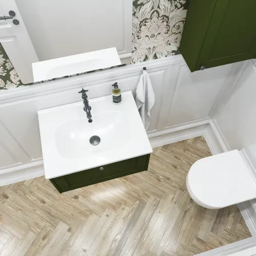 Liten badrumsinspiration i klassisk stil med tvättställsskåp samt överskåp i olivgrön, vackert fyrkantigt spegel, fiskbensgolv och tapet ger ett lyxigt och raffinerat uttryck.