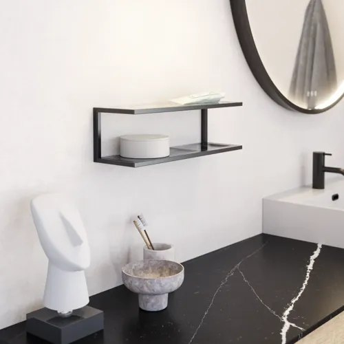 Stor urban badrumsinspiration med möbler i naturlig ek, stenbänkskiva med fyrkantig vask, runt spegel med svart kant, naturfärger och terrakottagolv ger en industriell och modern känsla