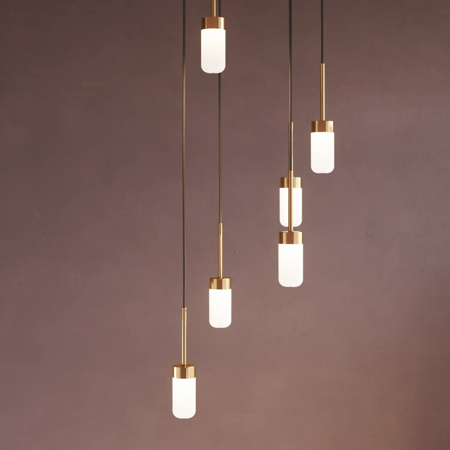 Badrumsinspiration med romantiska hänglampor i blank mässing som ger en elegant känsla till ditt badrum.