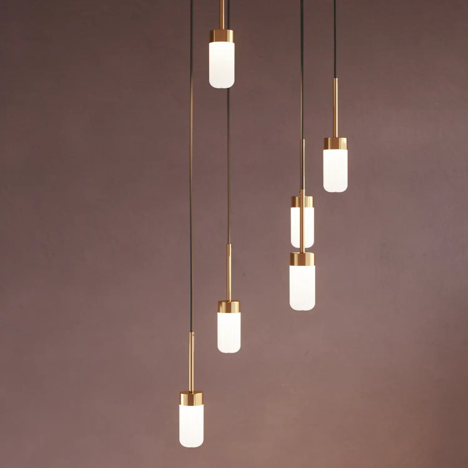 Badrumsinspiration med romantiska hänglampor i blank mässing som ger en elegant känsla till ditt badrum.