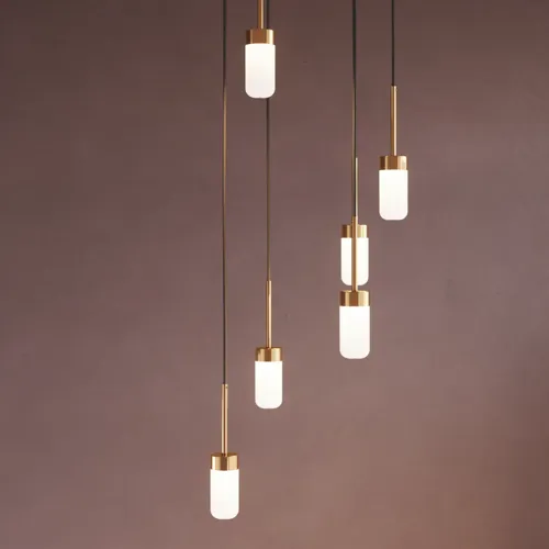 Badrumsinspiration med romantiska hänglampor i blank mässing som ger en elegant känsla till ditt badrum.