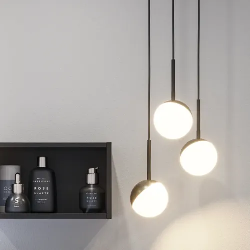 Badrumsinspiration med snygga badrumstillbehör, eleganta runda hänglampor samt minimalistiska svarta öppna moduler som sätter pricken över i i badrummet.