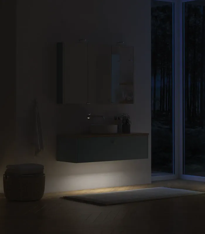 Stor badrumsinspiration i nordisk stil med badrumsmöbler i ljusblå färg och träbänkskiva med elegant fristående handfat, fiskbensgolv i trä som skapar en ljus och klassisk stil