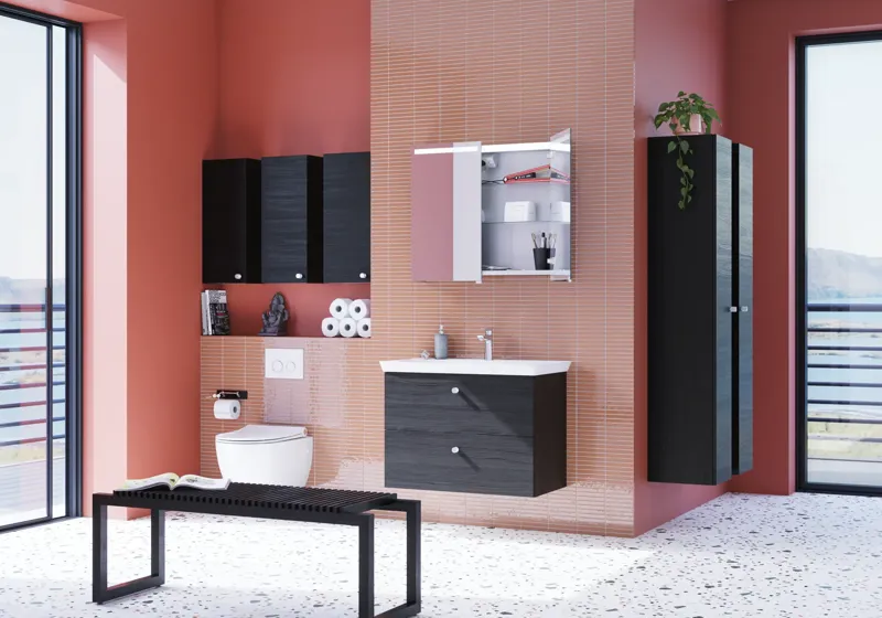 Stor badrumsinspiration med badrumsmöbler i Black Structure med eleganta tvättställ och vackra spegelskåp med integrerad belysning, terrazzogolv och röda väggar och kakel för ett modernt utseende.