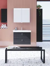 Stor badrumsinspiration med badrumsmöbler i Black Structure med eleganta tvättställ och vackra spegelskåp med integrerad belysning, terrazzogolv och röda väggar och kakel för ett modernt utseende.
