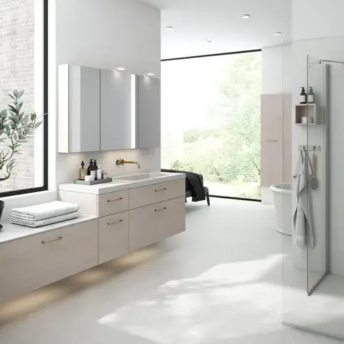 Ljust och läckert badrum med duschhörna och bänkskiva i sten