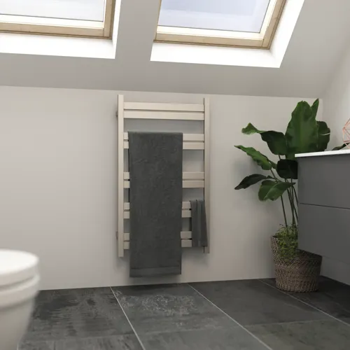 Badrum med sneda väggar inspiration med stilfull elektrisk handdukstork som inte bara tillför ett estetiskt element till badrummet, utan också gör handdukar härligt varma.
