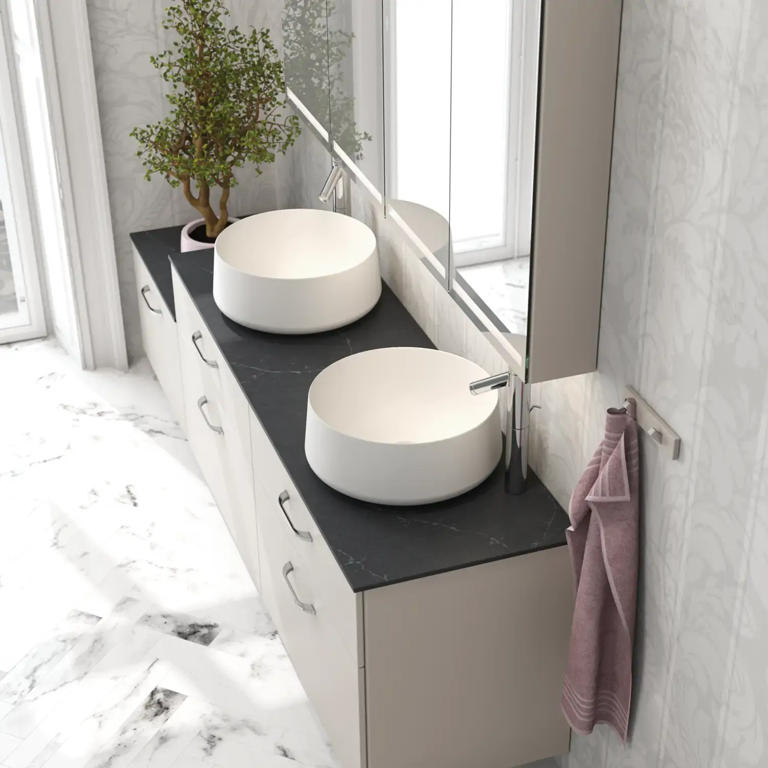 Romantisk badrumsinspiration med spegelskåp som har praktiska och eleganta förvaringslösningar, dubbla fristående handfat på en stenskiva.