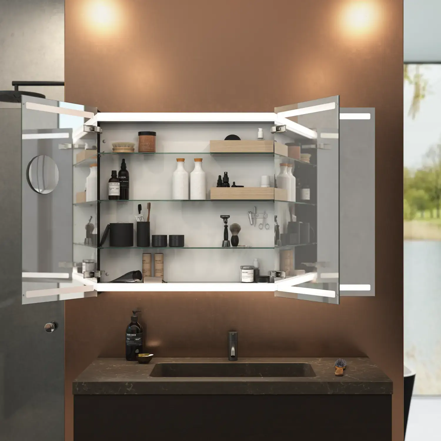 Stort, elegant badrum med mörka färger, stilfull spegelskåp med integrerad belysning, och lyxig stenskiva.