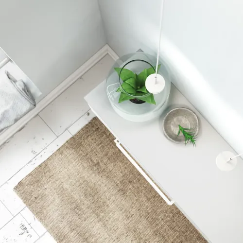 Stort och romantiskt badrum med rund spegel med guldkant