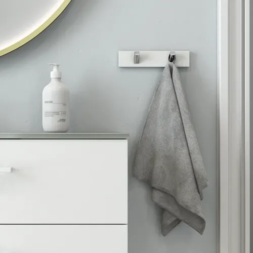 Stort och romantiskt badrum med rund spegel med guldkant