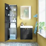 Liten badrumsinspiration med badrumsmöbler i svart struktur med elegant tvättställ, praktisk och snygg inredning och runda mässingshandtag, fyrkantig spegel med integrerad belysning för ett modernt utseende.